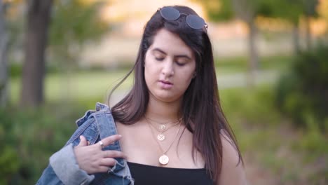 chica camina en el parque con su perro