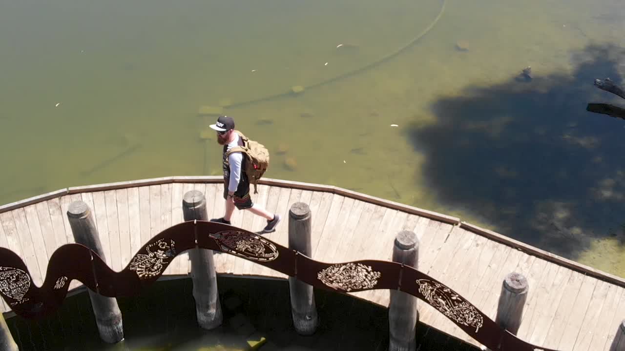 hombre caminando en un muelle en australia