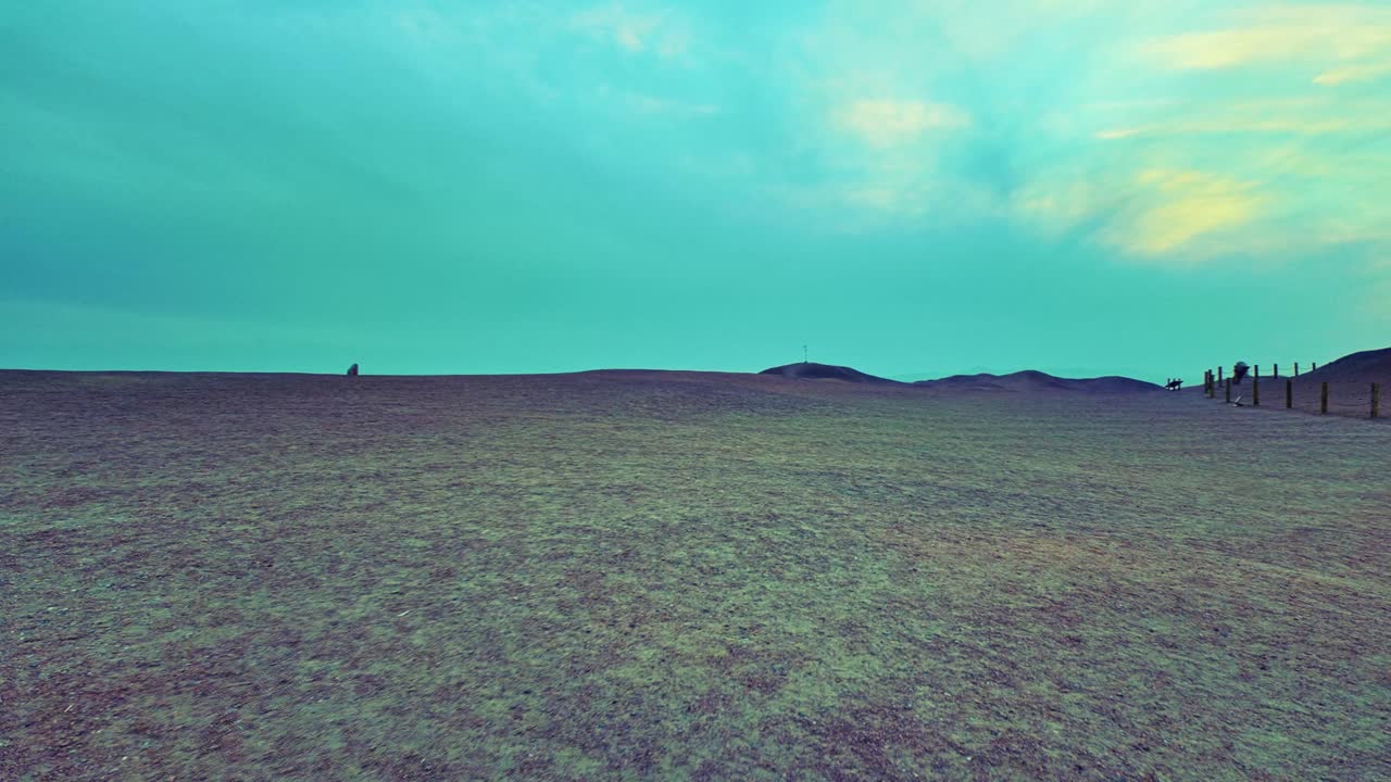 Panoreringsbild av ruinerna av det forntida befästa Yangguan-passet (Solporten) i Dunhuang, Gansu-provinsen, Kina.