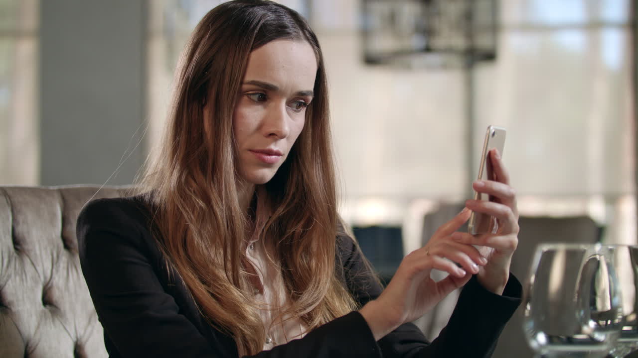 Donna d'affari che posa per un selfie con il cellulare al ristorante. Donna che usa lo smartphone.
