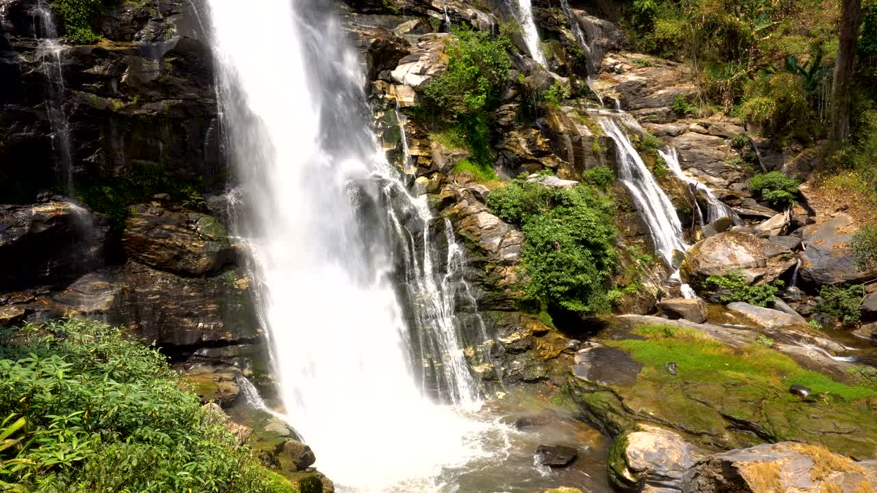 catarata de watchirathan en el parque nacional doi inthanon, región de chiang mai, tailandia, capaz de hacer un bucle