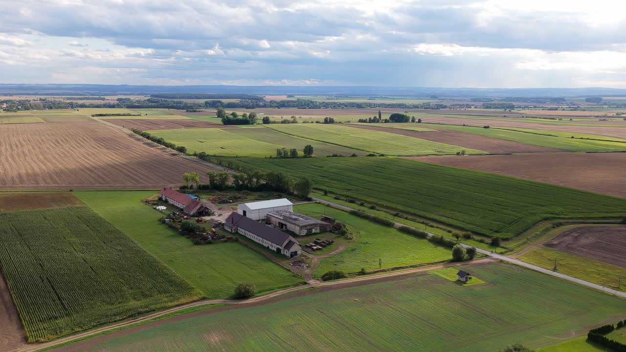 Landbrug med marker på landet. Landbrug i en landsby i Tjekkiet. At skabe et levebrød. Smuk sommerdag filmet med en drone