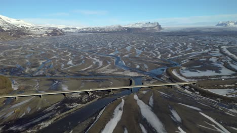 puente sobre el río nupsvotn, canal trenzado glacial en islandia