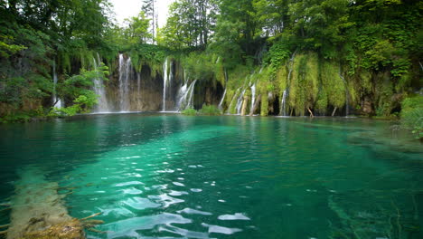 Cascada-En-Los-Lagos-De-Plitvice,-Croacia.