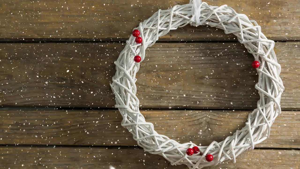 크리스마스 꽃봉오리 장식과 함께 내리는 눈