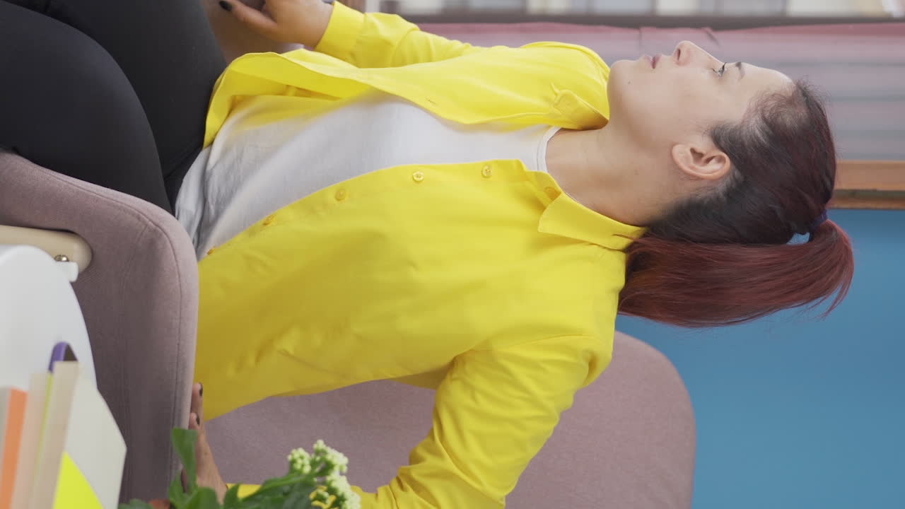 vídeo vertical de una mujer infeliz e inquieta. la mujer tiene una mala vida.