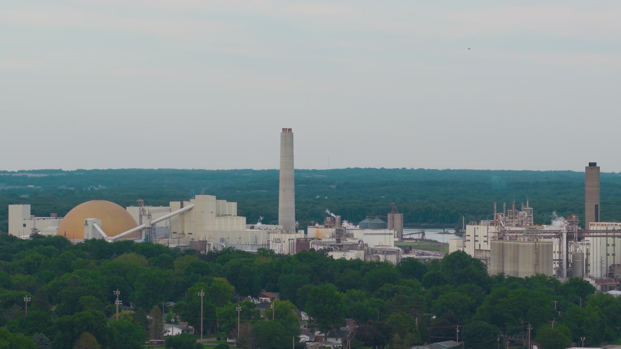 Veduta aerea di Clinton, Iowa: un grande complesso per la lavorazione del grano con cupola dorata, silos e ciminiera si erge su quartieri alberati vicino al fiume Mississippi