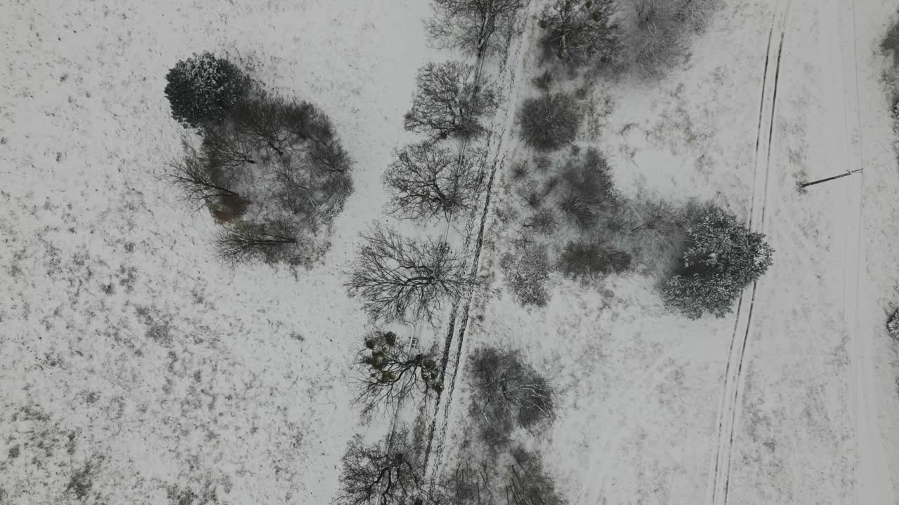 Paesaggio invernale rurale con neve e ghiaccio, vista aerea dall'alto