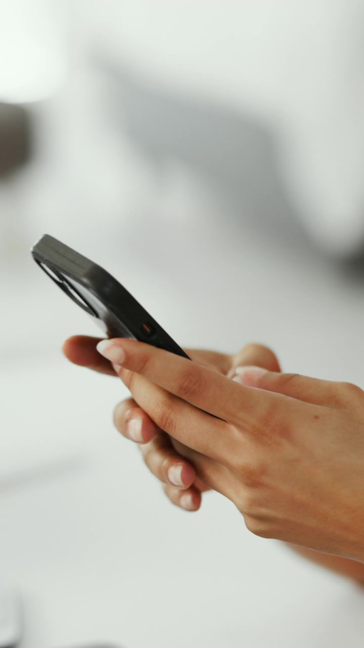 Primo piano delle mani di una donna che usa uno smartphone