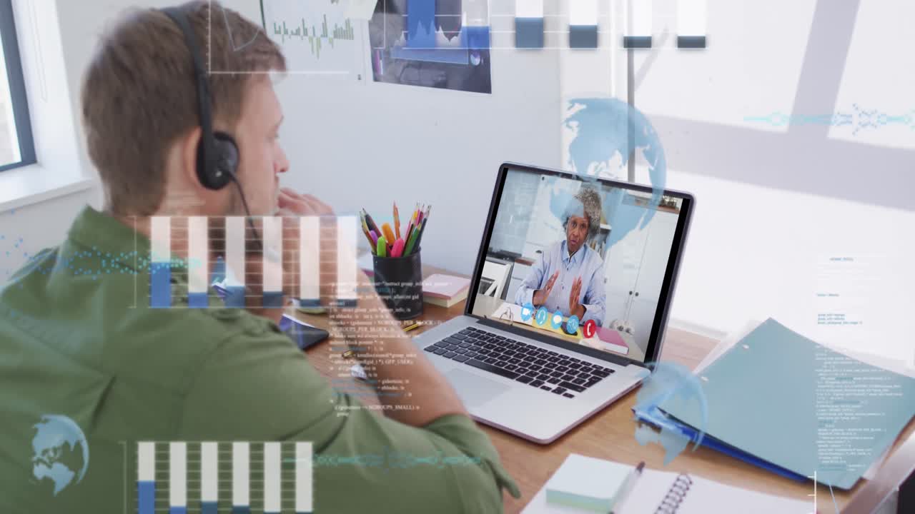 animación del procesamiento de datos sobre un hombre de negocios caucásico haciendo una videollamada