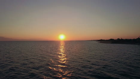 Über-Das-Meer-Fliegen,-Der-Untergehenden-Sonne-Entgegen