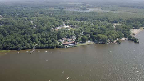 Vistas-Aéreas-De-Drones-De-Lac-Léon-En-El-área-Francesa-De-Aquitania