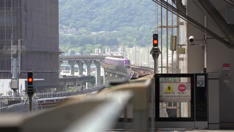 Passagier-Pendlerzug,-Der-Am-Bahnhof-Ankommt,-Effizientes-öffentliches-Verkehrssystem-Der-Eisenbahnen-In-Taiwan