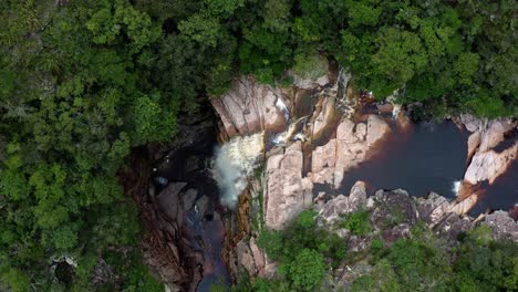 Dron-Aéreo-Descendiendo-De-Arriba-Hacia-Abajo-De-Las-Increíbles-Cataratas-De-Mosquitos-Rodeadas-De-Selva-Tropical-Y-Acantilados-En-El-Parque-Nacional-Chapada-Diamantina-En-El-Noreste-De-Brasil