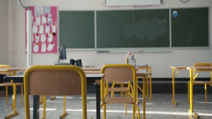Sedie e banchi in un'aula vuota