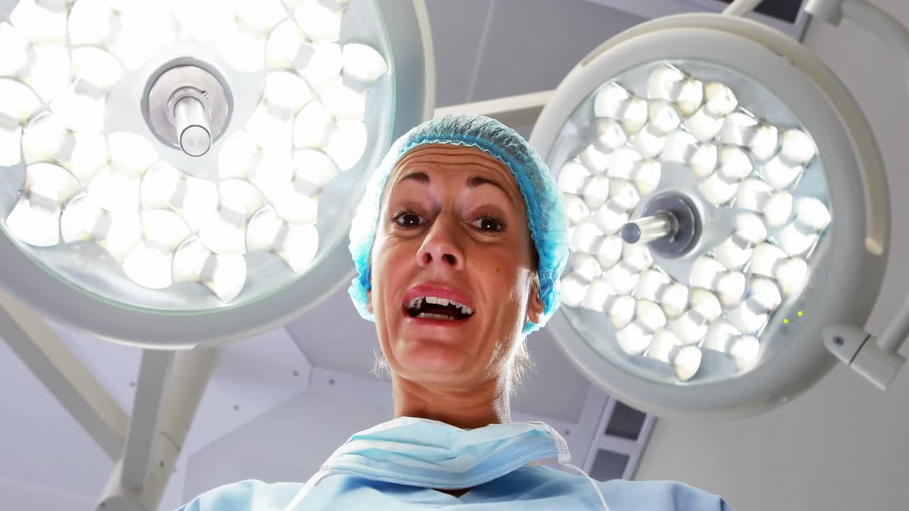 Kvindelig kirurg med en patient