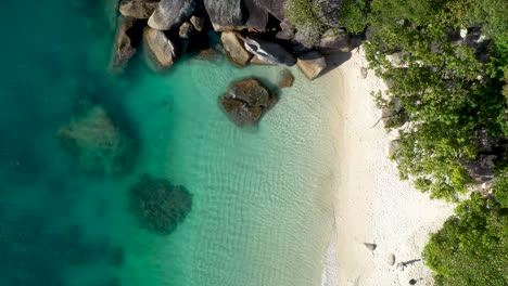 Aufsteigende-Drohnenaufnahme-Von-Klarem-Meerwasser-Auf-Fitzroy-Island,-Australien