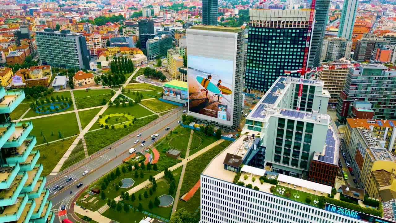 Vista Aérea de Parque Urbano e Edifícios em Milão