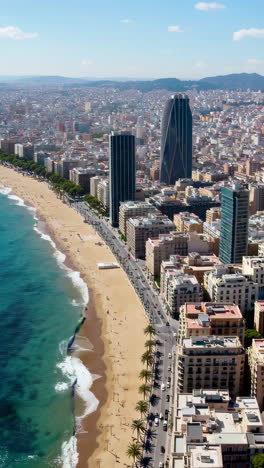 paisaje urbano costero con playa y edificios