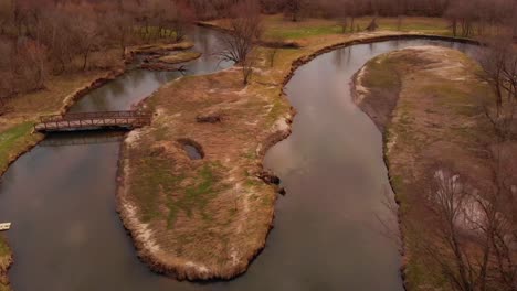 Vista-Aérea-De-Un-Río-Sinuoso-Y-Sendero-Para-Caminar-En-Wisconsin