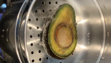 Gefrorene-Halbe-Avocado,-Die-Auf-Einem-Heißen-Dampfgarer-Gedämpft-Wird