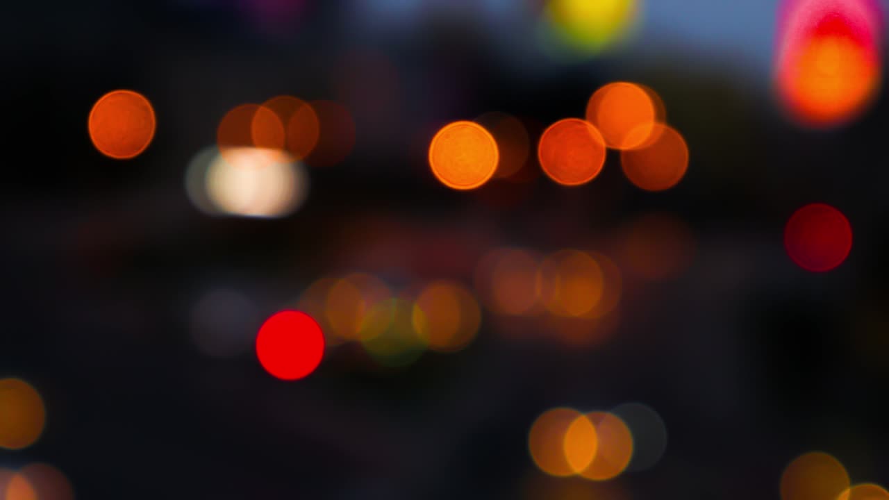 luces nocturnas borrosas bokeh de coches en el tráfico en la carretera por la noche. abstract brillante borroso colorido bokeh. luces bokeh en el fondo nocturno de la ciudad