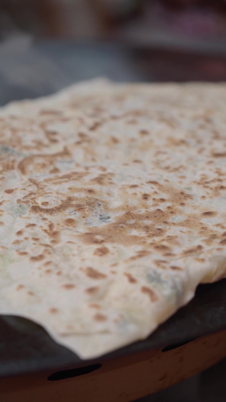 Roti Pipih Tradisional Dimasak di atas Wajan Panas