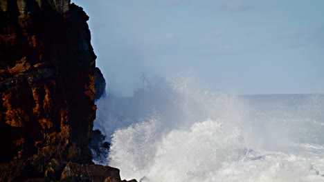 grandes olas ruedan en la costa de hawaii en cámara lenta y rompen a lo largo de una costa escarpada 3