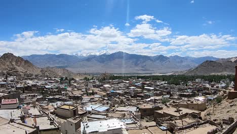 un lapso de tiempo de nubes blancas moviéndose sobre la ciudad central de leh