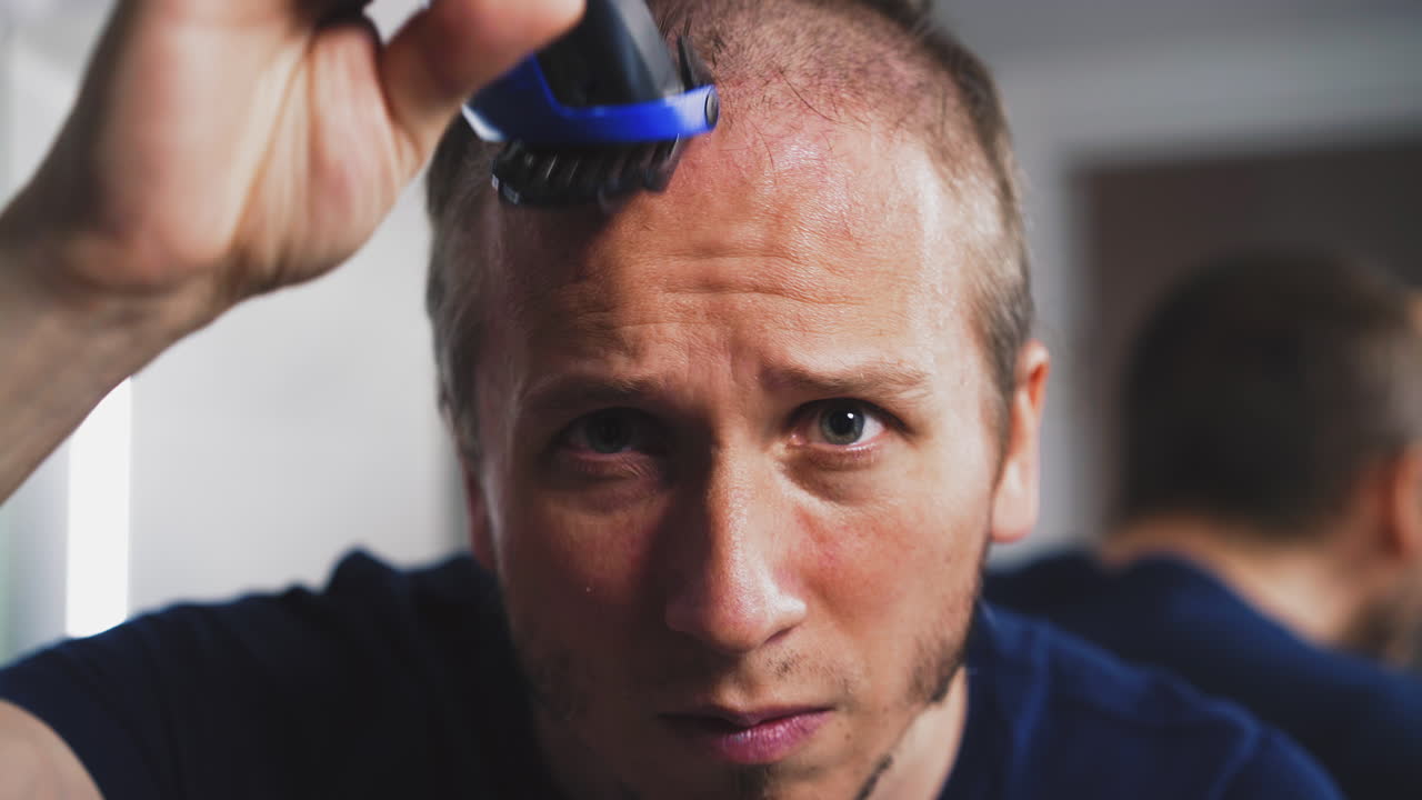 젊은 수염이 잘리지 않은 남자의 클로즈업 초상화