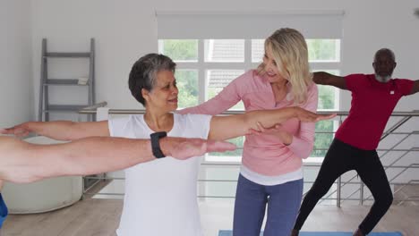 Grupo-Diverso-De-Personas-Mayores-Que-Participan-En-Clases-De-Fitness.