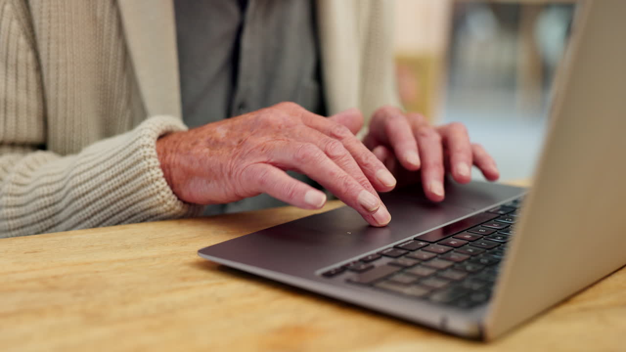 Ældre kvinde bruger bærbar computer