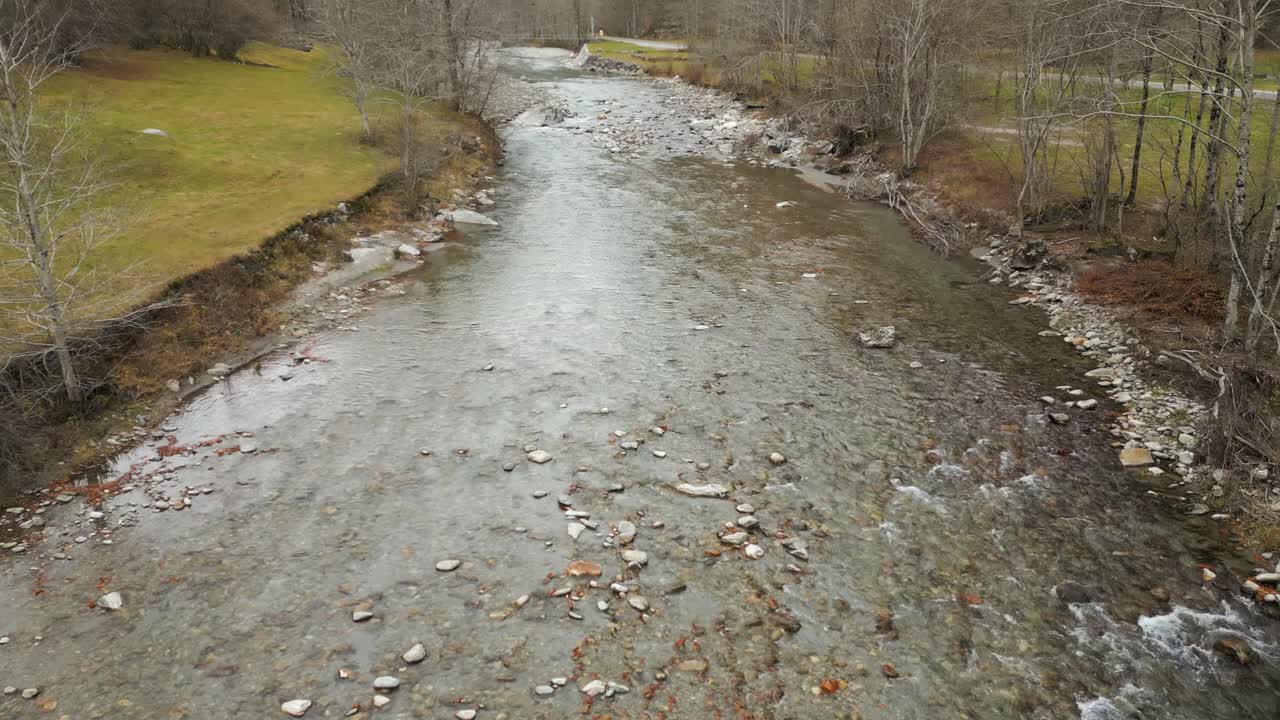 Cavergno köyü yakınlarındaki Vallemaggia, İsviçre'de kayalık nehir yatağının üzerinden akan sığ bir nehir.