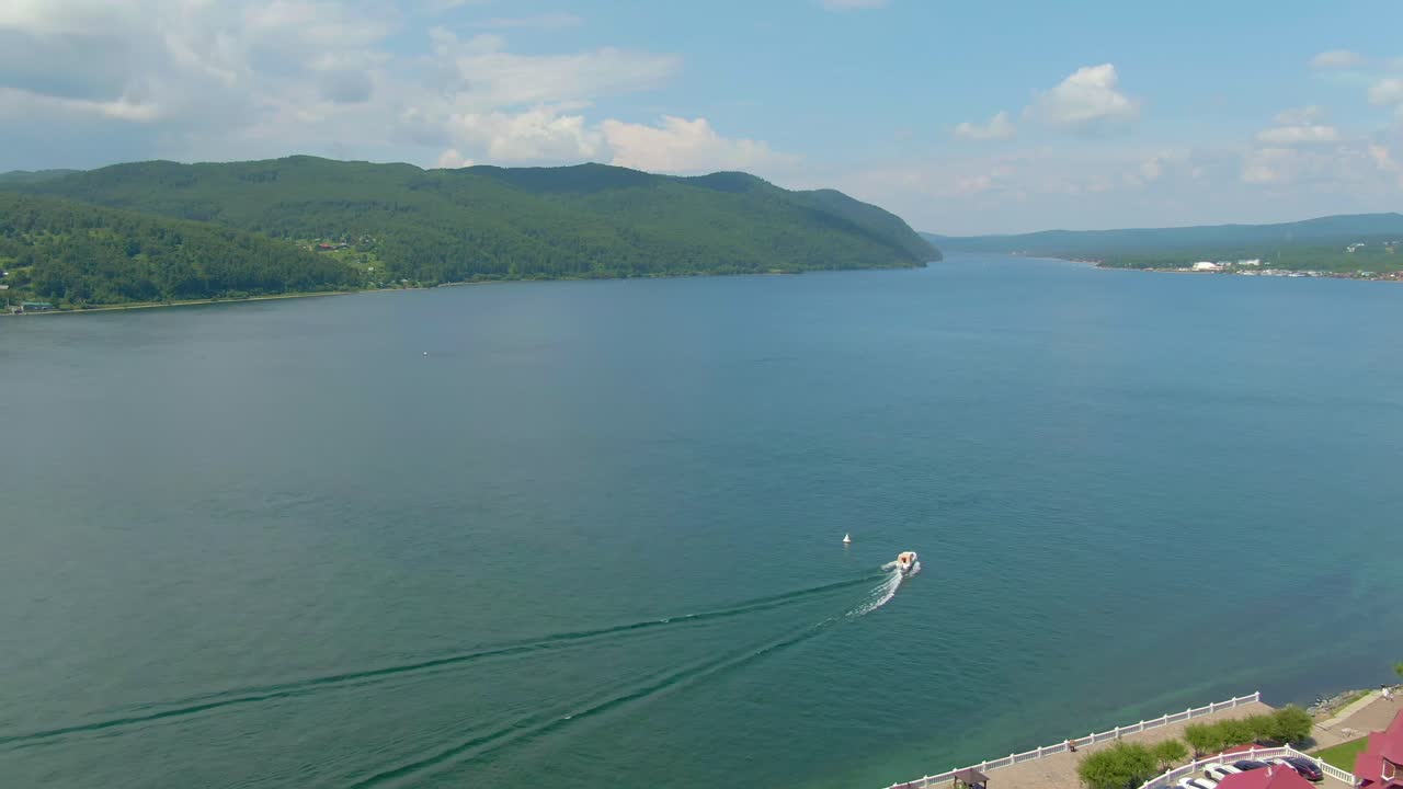 배 와 집 들 이 있는 경치 좋은 강 의 공중 풍경