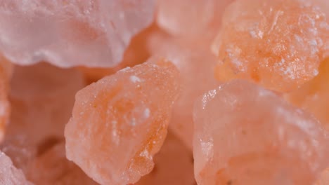 Sal-Rosa-Del-Himalaya-Súper-Macro-De-Cerca.-Debido-Principalmente-A-Los-Costos-De-Comercialización,-La-Sal-Rosa-Del-Himalaya-Es-Hasta-Veinte-Veces-Más-Cara-Que-La-Sal-De-Mesa-O-La-Sal-Marina.