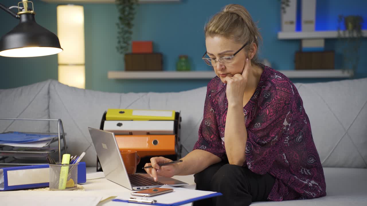 trabajadora de oficina en casa, mujer calculando cosas.