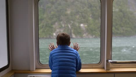 niño mirando por la ventana de un barco 2