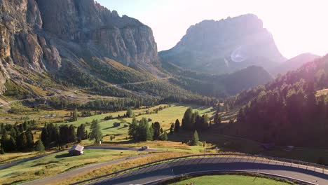 Atemberaubende-Berglandschaft-Mit-Tal,-Straße,-Fahrenden-Autos-Und-Sonnenuntergang-In-Den-Dolomiten