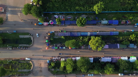 Nachtmarkt-Von-Oben-In-Der-Nähe-Von-Angkor-Wat,-Kambodscha,-Nach-Rechts-Gerichtet