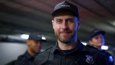 oficial de policía sonriendo a la cámara