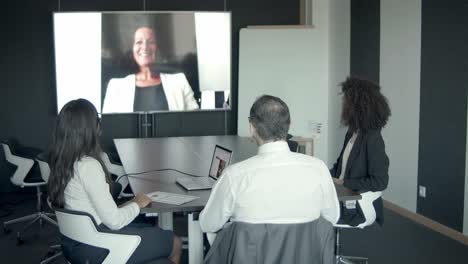gerente femenina saludando y teniendo video chat con colegas