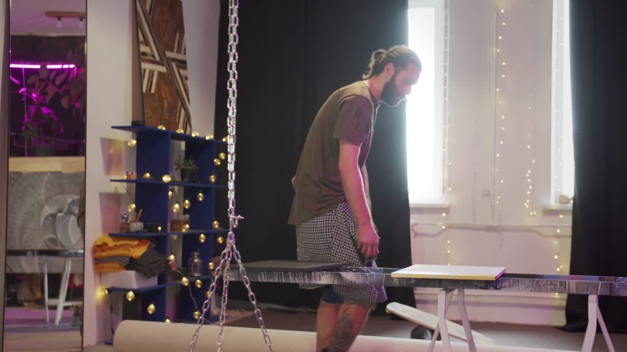 un pintor adulto está comenzando a crear una nueva imagen