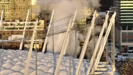 Vista-Aérea-De-Drones-En-El-Centro-Del-Estadio-De-Vancouver-Con-Mucho-Tráfico-Y-Humo