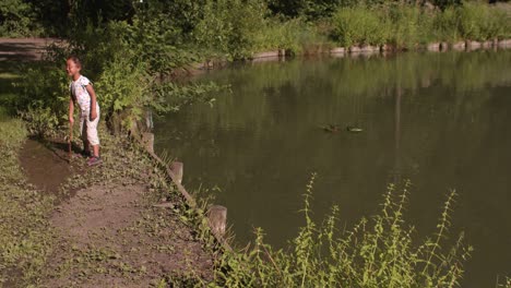 los niños juegan junto al lago del bosque. mejores lugares para actividades al aire libre para niños.