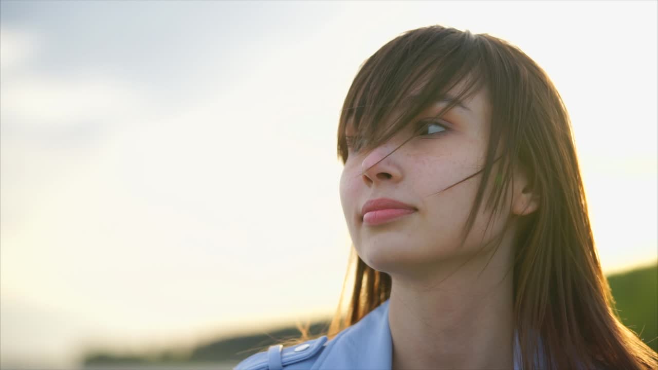 retrato de una mujer joven al aire libre