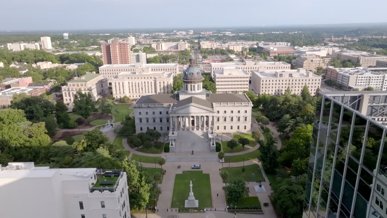 Delstatsbyggnaden i South Carolina med drönarvideo som rör sig uppåt mellan byggnader