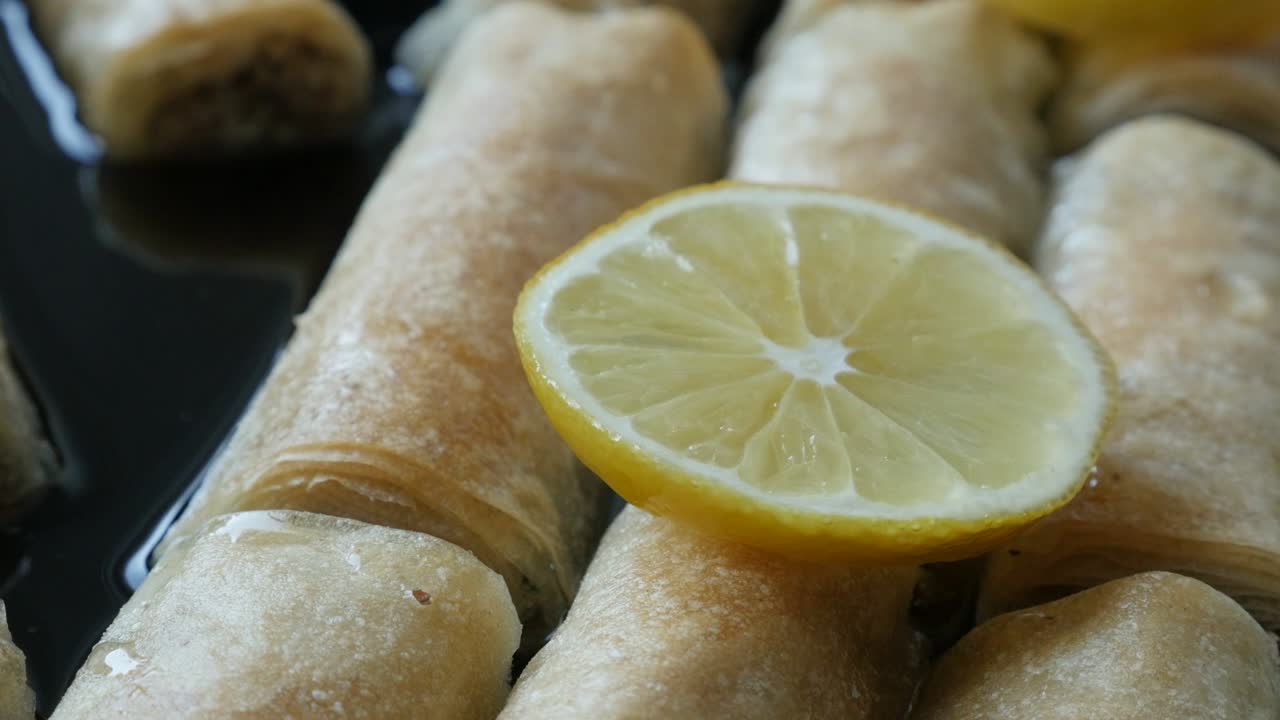 pastel filo turco tradicional horneado con nueces en una sartén lenta 4k