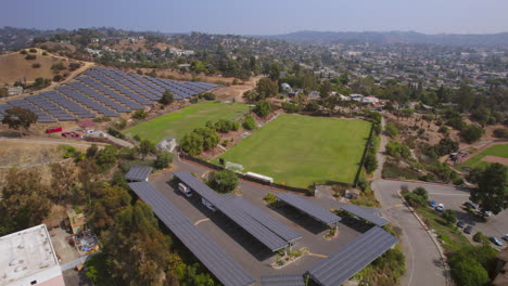 Alejarse-De-Los-Paneles-Solares-Y-El-Campo-De-Fútbol-En-Un-Campus-Universitario-En-Los-ángeles,-California-En-Un-Bonito-Día-De-Verano