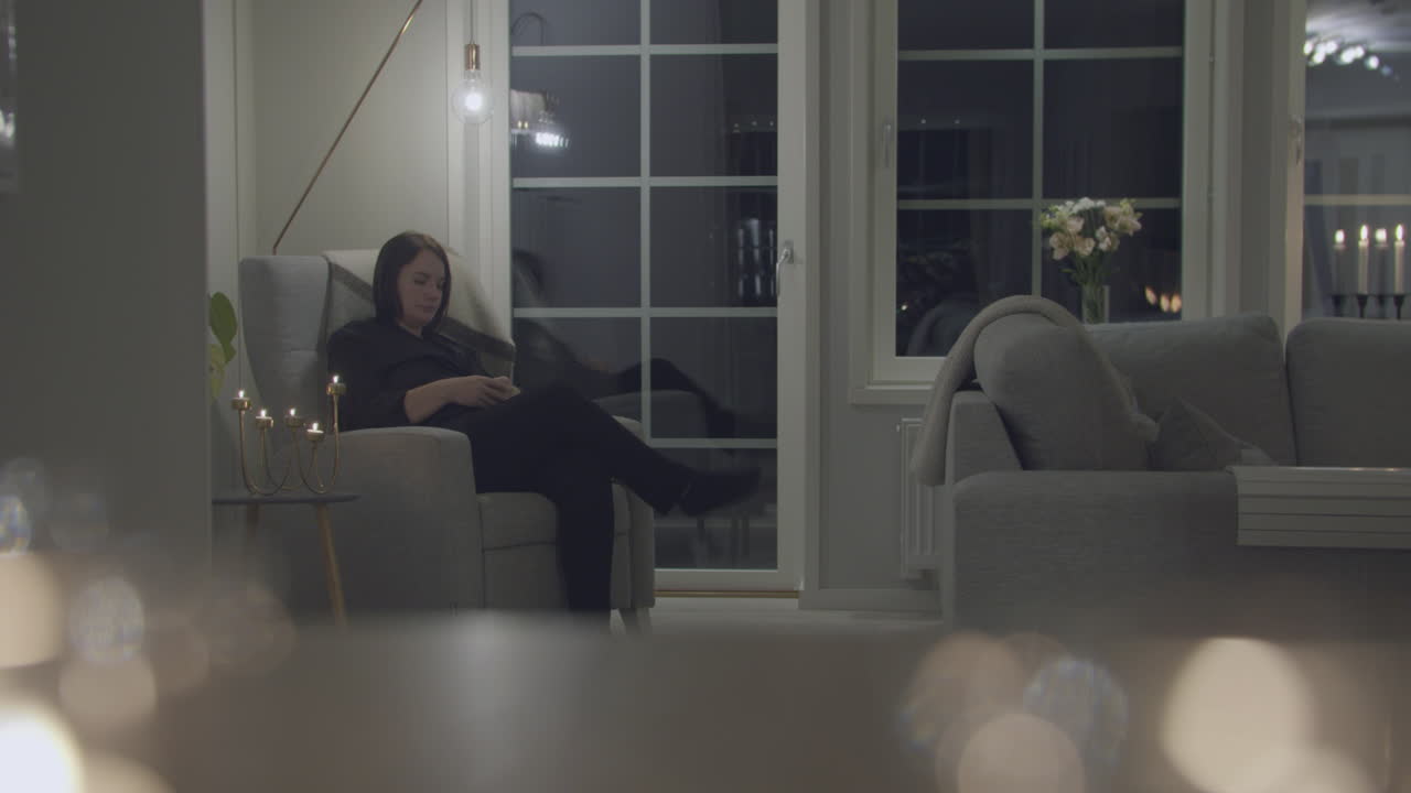 편안 한 의자 에  ⁇ 고 있는 슬픈 여자