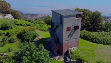 Battery-Observation-Post-Tower-At-Beacon-Hill-Fort-In-Harwich,-Essex,-England